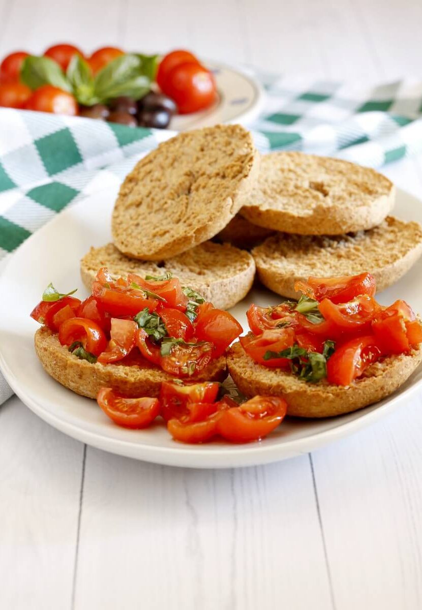 Frise di grano duro condite con pomodoro