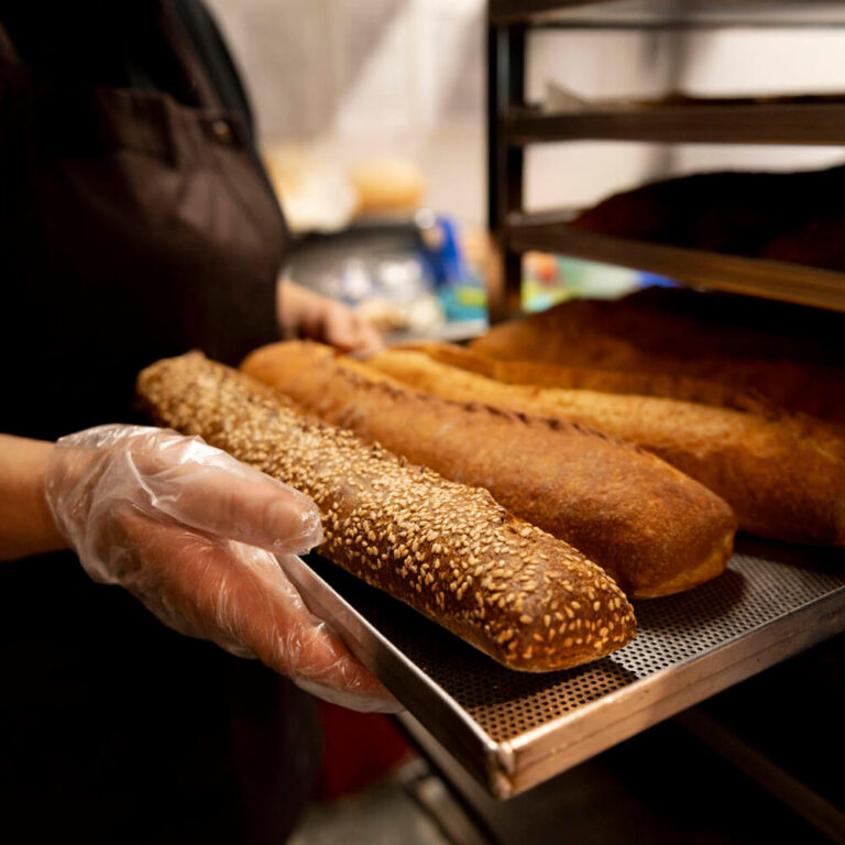 Sfornatura del pane nel nostro laboratorio